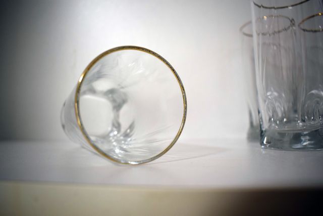 Vasos largos elegantes con borde dorado