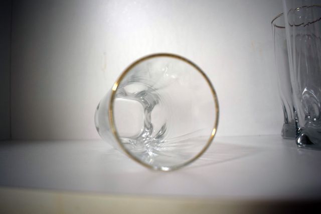 Vasos largos elegantes con borde dorado