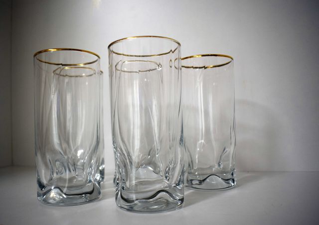 Vasos largos elegantes con borde dorado