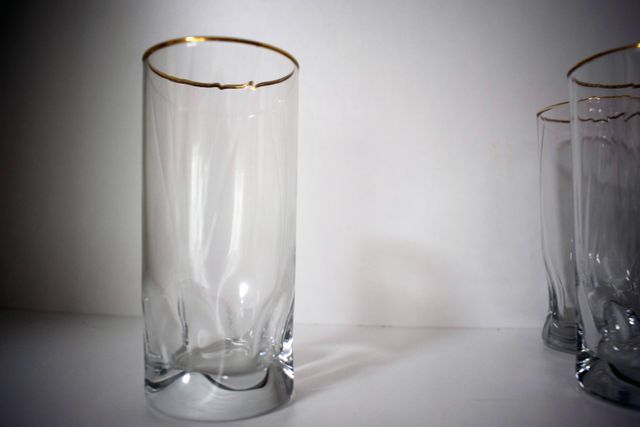 Vasos largos elegantes con borde dorado
