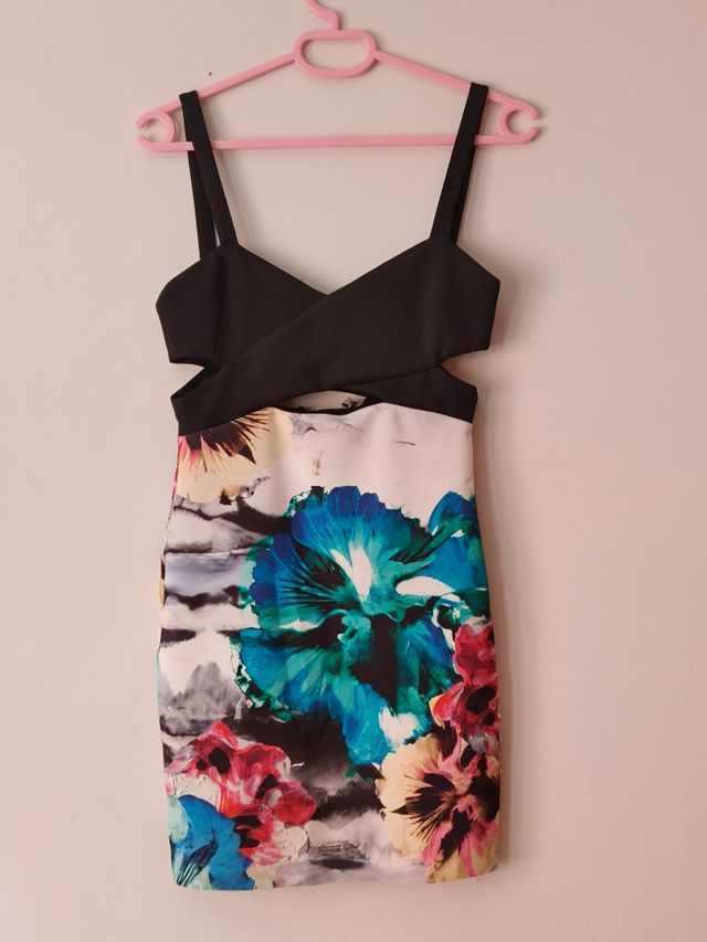 Vestido negro y con flores y aberturas