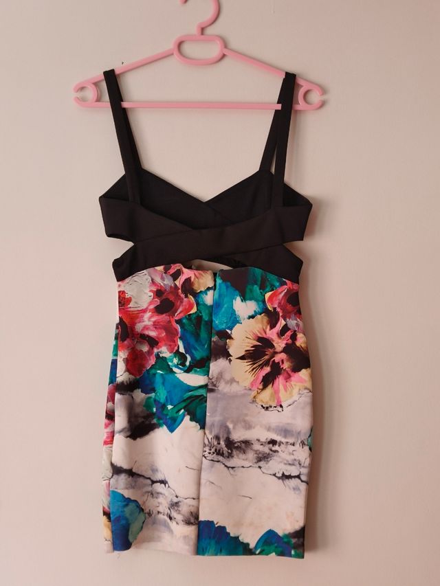 Vestido negro y con flores y aberturas