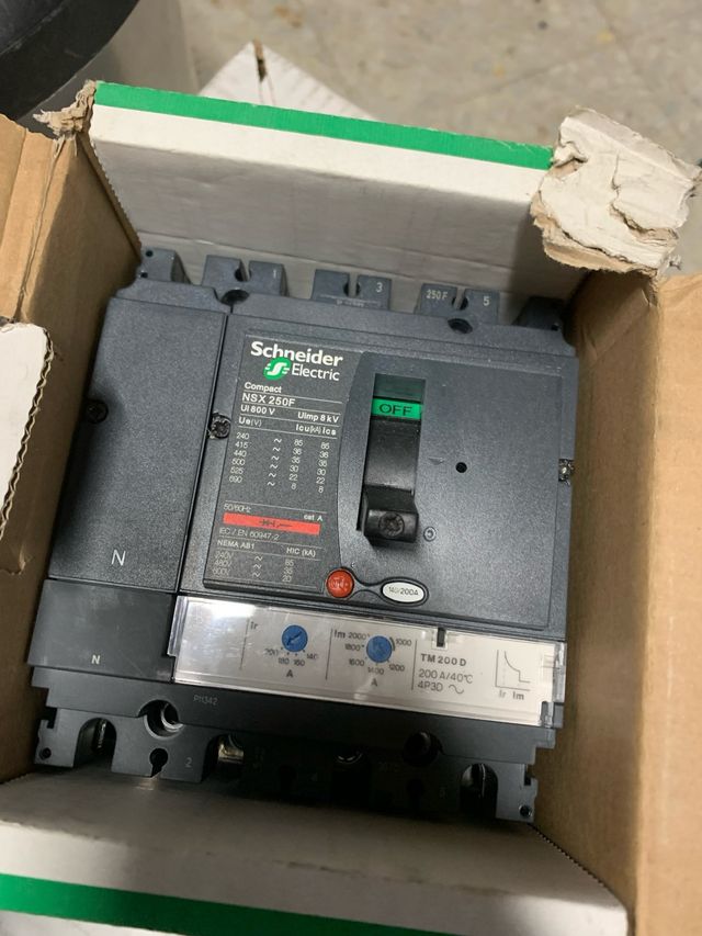 Automático Schneider 4X200A caja moldeada