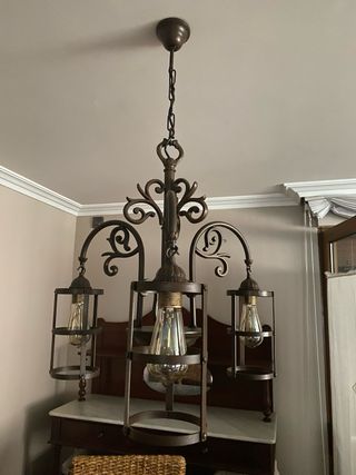 Lampara hierro. Medida : 56 x 90 cm