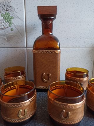 Botella de Whisky y 6 vasos