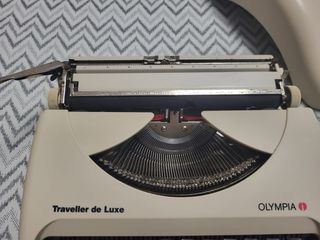 Maquina de escribir olympia trabeller de luxe.