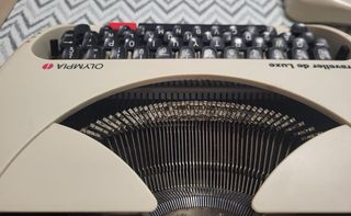 Maquina de escribir olympia trabeller de luxe.