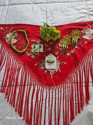 Traje,mantoncillo, complementos flamenca