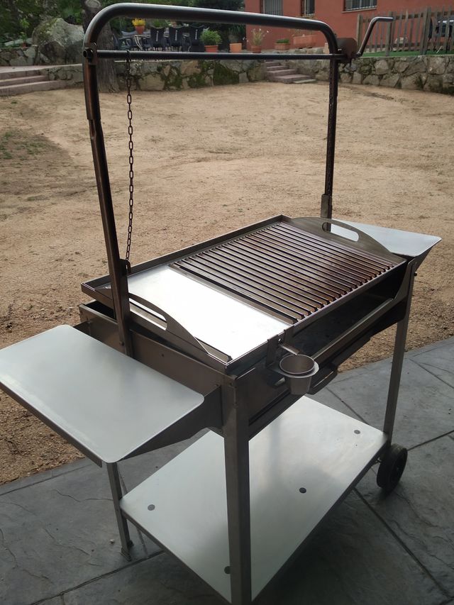 BARBACOA DE ACERO INOXIDABLE CON RUEDAS Y ELEVADOR