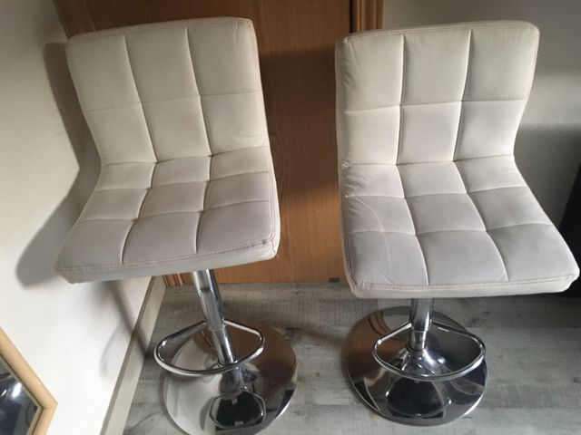 Taburetes hiratorios regulables.