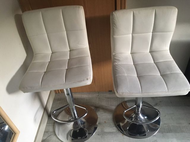 Taburetes hiratorios regulables.