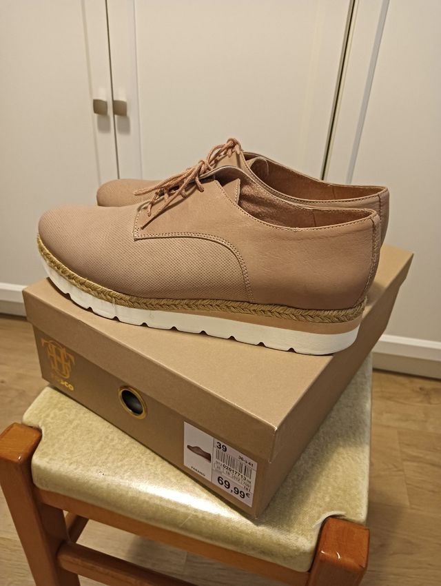 Zapatos piel rosa Fosco y pantalón gris Zara