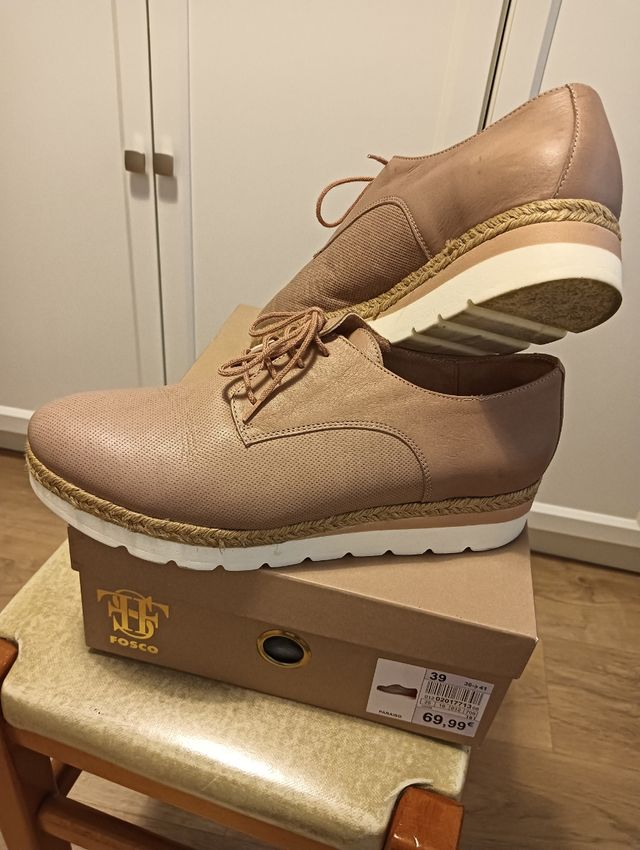 Zapatos piel rosa Fosco y pantalón gris Zara