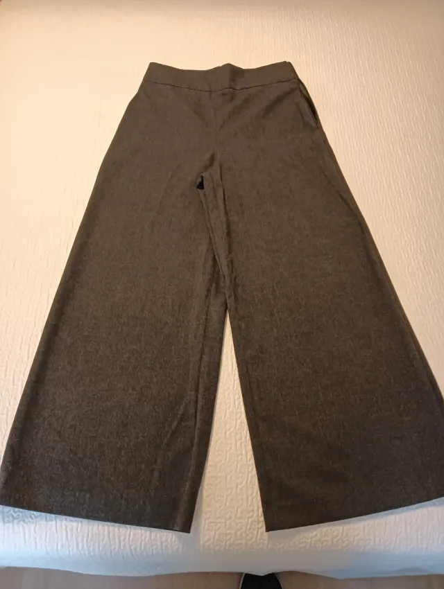 Zapatos piel rosa Fosco y pantalón gris Zara