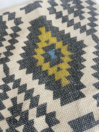 Almofada com padrão étnico