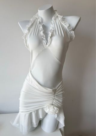 vestido blanco ajustado con detalles en ruffles