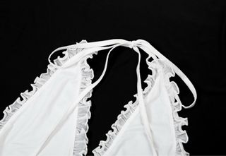 vestido blanco ajustado con detalles en ruffles