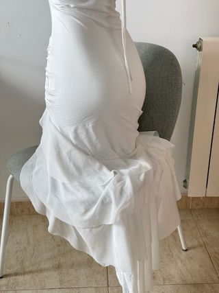 vestido blanco ajustado con detalles en ruffles