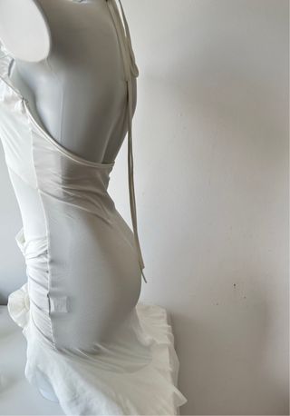 vestido blanco ajustado con detalles en ruffles