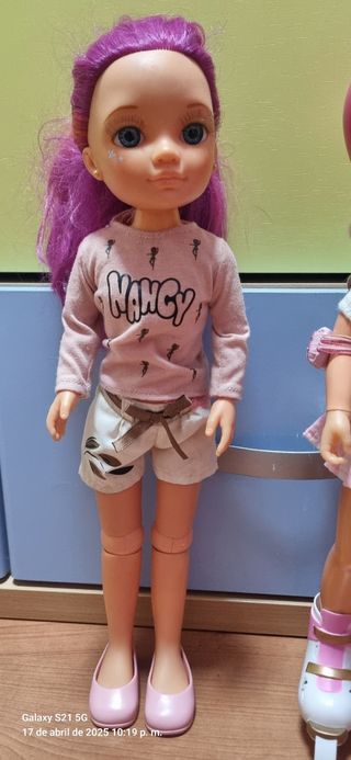 Conjunto de muñecas más baul de madera.