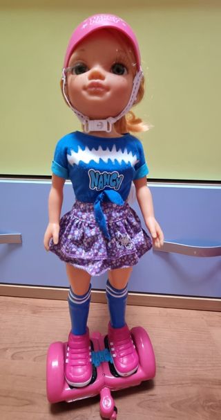 Conjunto de muñecas más baul de madera.