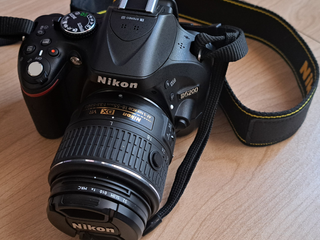 Nikon D5200 + Objetivo 18-55mm y accesorios