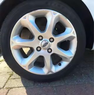 TAPETA LLANTA EMBLEMA FORD COLOR PLATA ( 54mm )