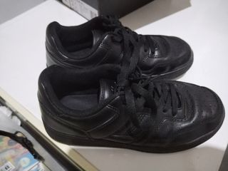 Zapatillas negras niño colegial.