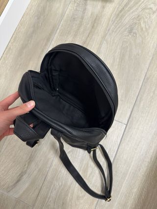 Mochila de piel sintético tricolor con dos bolsillos