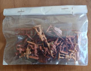 SOLDATINI ASSEDIANO IL CASTELLO