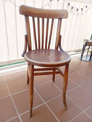Silla antigua modelo Thonet de madera
