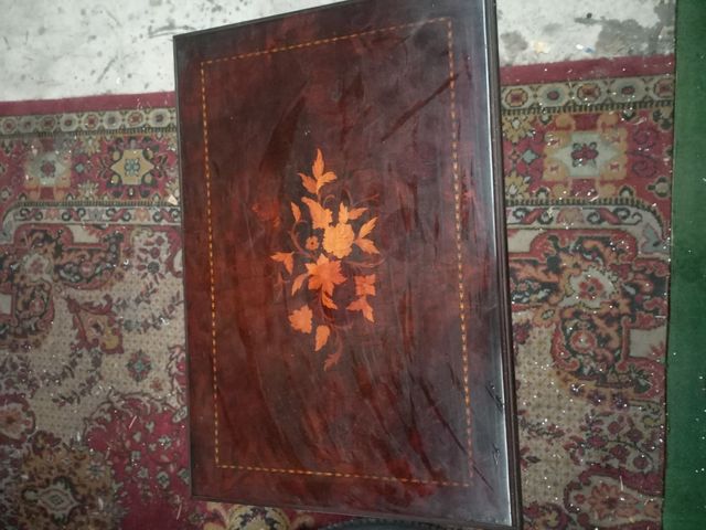 Mesa auxiliar antigua con almacenamiento