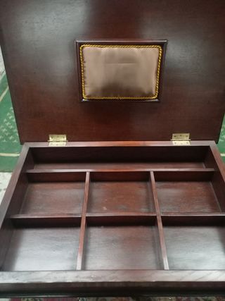 Mesa auxiliar antigua con almacenamiento