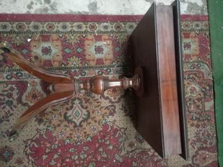 Mesa auxiliar antigua con almacenamiento