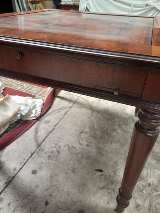 Mesa de juego antigua con tapete