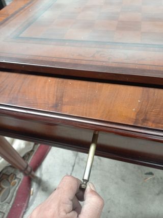 Mesa de juego antigua con tapete