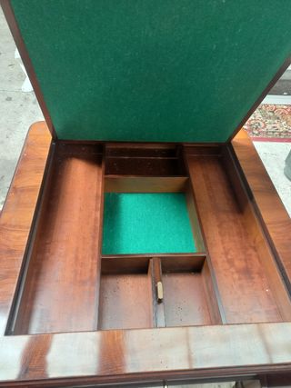 Mesa de juego antigua con tapete