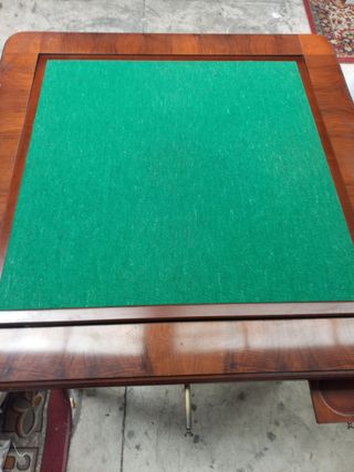 Mesa de juego antigua con tapete