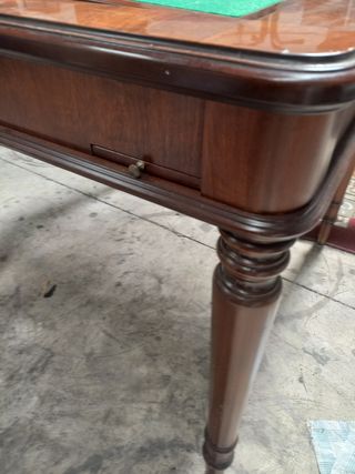 Mesa de juego antigua con tapete