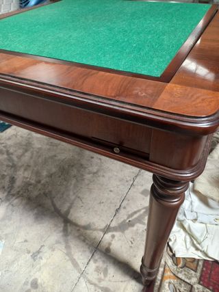 Mesa de juego antigua con tapete