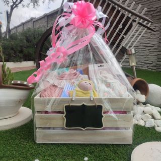 Cesta regalo recién nacido personalizada