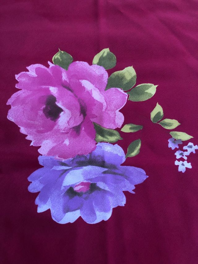 Mantoncillo estampado de flores con enrejado.