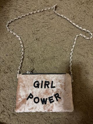 Bolsa terciopelo rosa con negro girl power pullandbear