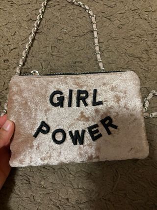 Bolsa terciopelo rosa con negro girl power pullandbear