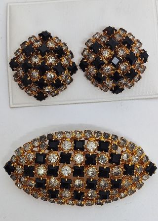 Juego de pendientes y broche