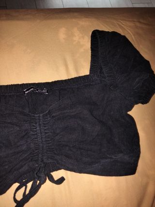 Crop top negro Bershka