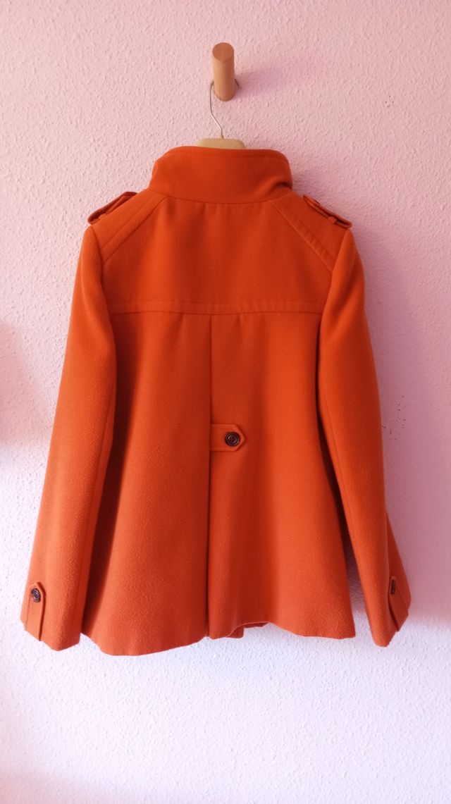 Trenca naranja de Zara