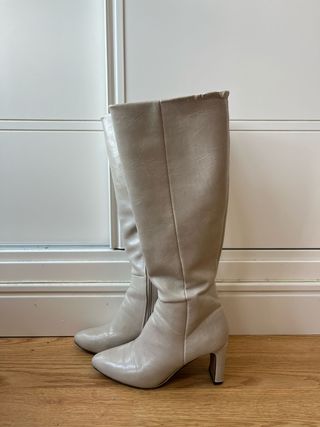 botas altas color beige