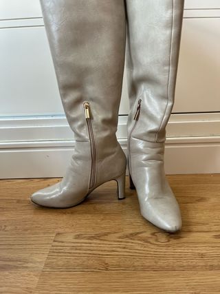 botas altas color beige