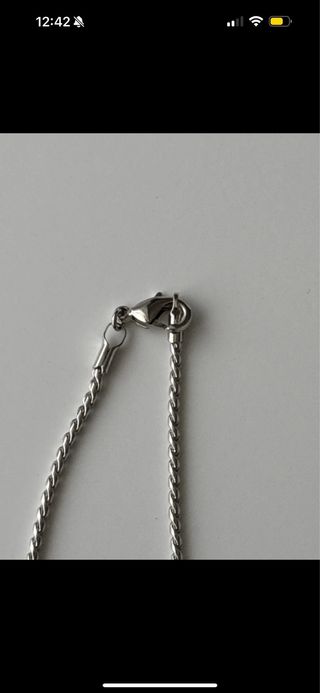 Collar pendiente en forma de corazón plateado.
